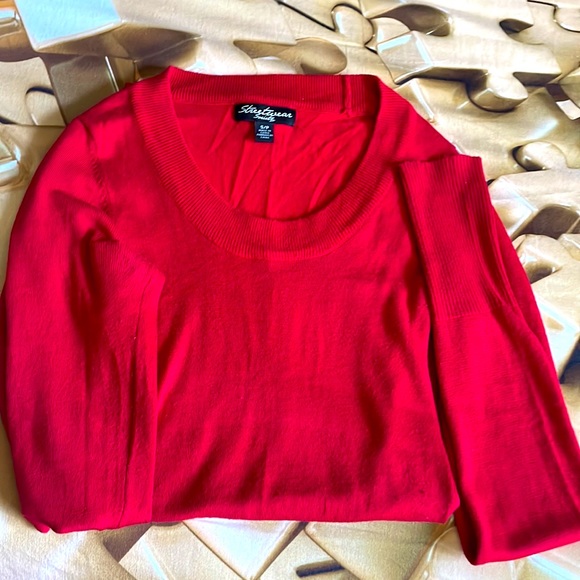 It's too small for me, the beautiful red color sweater. - Picture 3 of 4